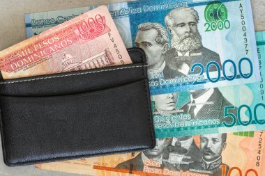 Dominik Cumhuriyeti para birimi, peso banknotları, bir cüzdanda asılı duran, yakın plan, nakit ciro