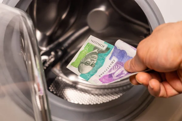 Kolombiya Pesoları Çamaşır Makinesine Atılıyor Konsept Para Aklama Yasadışı Faaliyet — Stok fotoğraf