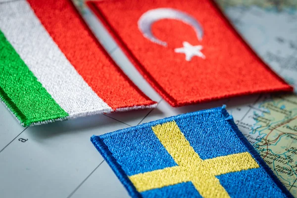Die Flaggen Der Türkei Und Ungarns Vor Dem Symbol Schwedens — Stockfoto