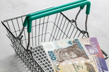Mali konsept, Nijerya 'daki enflasyon, mağazalardaki yükselen fiyatlar, boş alışveriş arabası ve Nijerya parası.