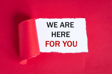 Yırtık morumsu kâğıdın arkasında göründüğün için buradayız. İş fikri. Müşteri için reklam, işbirliği daveti, kopyalama alanı