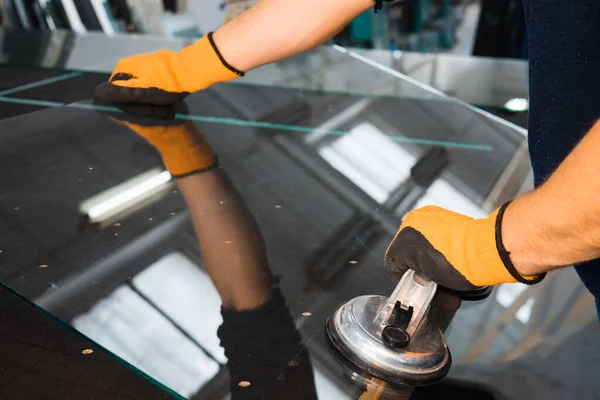Glazier Glasfabrik Avlägsnar Tungt Glas Med Hjälp Sugkoppar Specialiserade Industriverktyg — Stockfoto