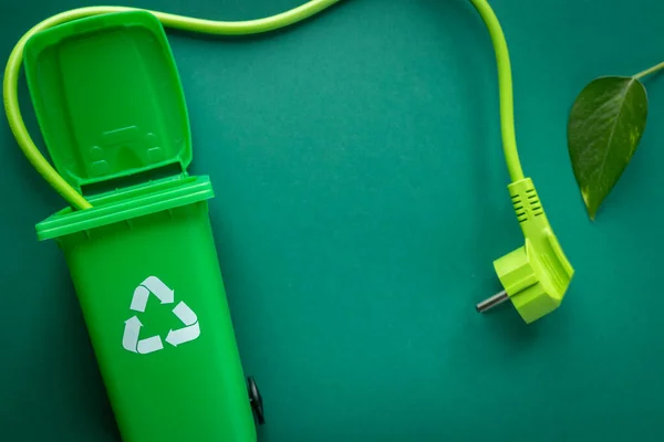 Cable Verde Que Sobresale Una Papelera Reciclaje Concepto Ambiental Energía — Foto de Stock
