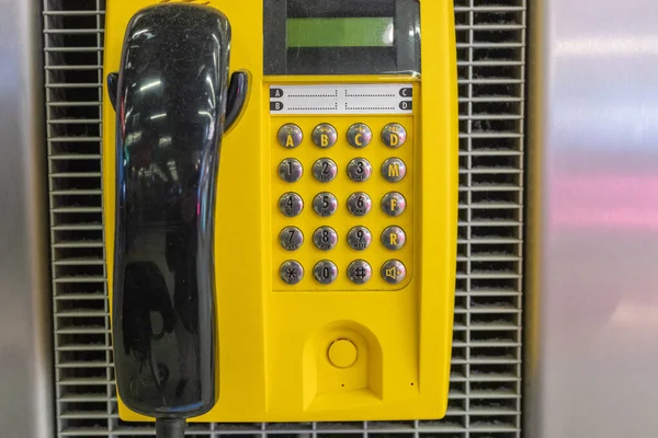 Ponsel Kuning Untuk Panggilan Gratis Dari Bandara Tutup — Stok Foto
