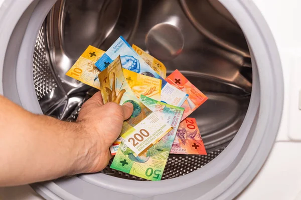 Çamaşır Makinesine Atılan Sviçre Frangı Konsept Para Aklama Yasadışı Faaliyet — Stok fotoğraf