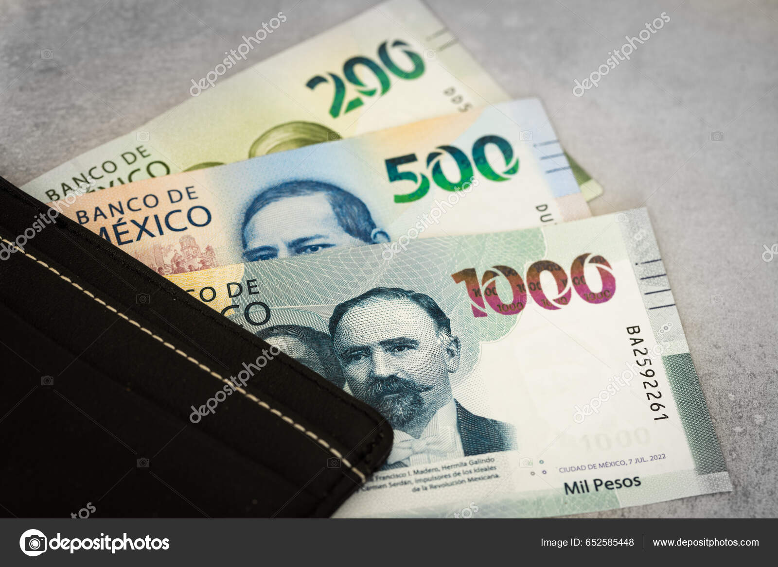 墨西哥货币1000 500和200张钞票顶层面额时髦的黑色皮夹和货币商业概念墨西哥金融——图库图片© rochu_2008 #652585448