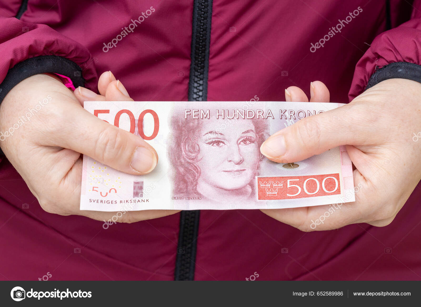 一个女人手里拿着500瑞典克朗金融概念家庭预算不断上升的通货膨胀——图库图片© rochu_2008 #652589986