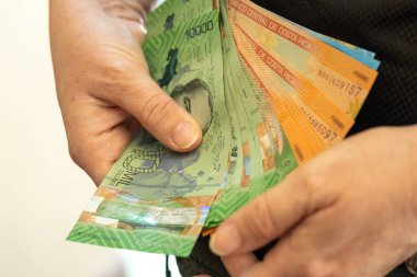 Kosta Rika, Banknotlar Paketi Ellerinde, Çok Para, Kosta Rika Kolon Para Birimi, Kapatma, İş ve Finans