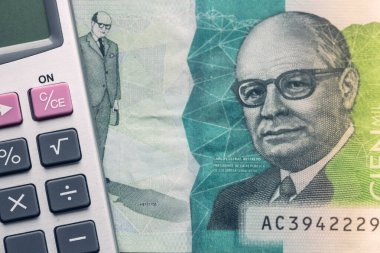 Kolombiya parası, 100 bin Kolombiya pesosu banknot ve hesap makinesi, finansal hesaplama konsepti, kapatın.