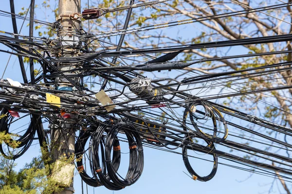 Kombinace Elektrických Drátů Telekomunikačních Kabelů Městském Sloupu — Stock fotografie