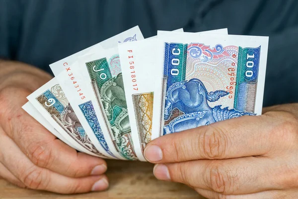 Masanın Arkasındaki Adamın Elinde Birmanya Parası Var — Stok fotoğraf