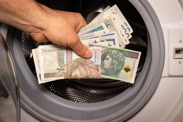 Çamaşır Makinesine Atılan Polonya Parası Konsept Kara Para Aklama Yasadışı — Stok fotoğraf