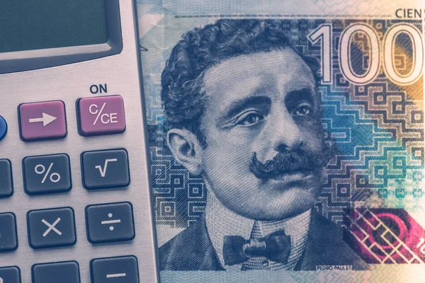 Peru Geld 100 Sohlen Banknote Und Taschenrechner Finanzberechnungskonzept Nahaufnahme — Stockfoto