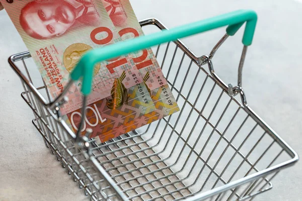 Kavram Yeni Zelanda Enflasyonu Mağazalarda Yükselen Fiyatlar Boş Alışveriş Arabası — Stok fotoğraf