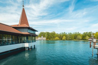 Heviz yüzme havuzu, Macaristan 'daki Doğal Termal Göl, Sağlık Hamamları ve Spa Hastanesi, Avrupa' nın en büyük termal gölünün tarihi mimarisi