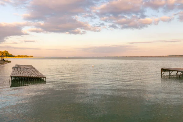 Закат Озере Балатон Венгрии Спокойная Поверхность Воды Довольно Облачно Мбаппе — стоковое фото