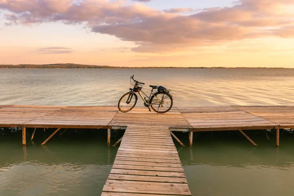 Wycieczki Rowerowe Wokół Jeziora Balaton Węgrzech Ustawienie Słońca Rowerów Stojących — Zdjęcie stockowe