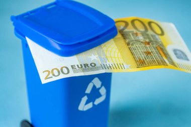 Emeklilik, 200 Euro banknot, işletme finans konsepti, 200 Euro banknotlu minyatür çöp kutusu, Avrupa Birliği para basmayı bırak, kapat