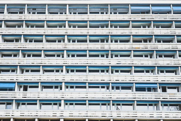 Gran Edificio Residencial Ventanas Balcones Idénticos Bloque Pisos Rascacielos Marco — Foto de Stock