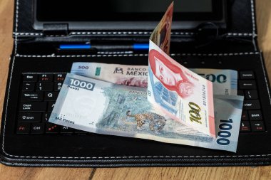 Para Meksika pezosu tablet klavye, Meksika e-ticaret, alışveriş ve ticaret, Online pazar konsepti, analiz ve değer, kapat