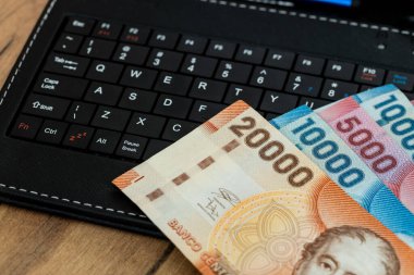 E-ticaret sektörü, Şili pesoları, tablet klavyede para, çevrimiçi alışveriş ve alışveriş, konsept, çevrimiçi pazar, Şili 'de güvenli ödemeler ve banka transferi