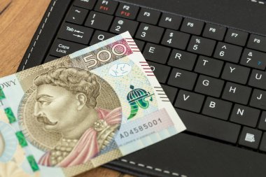 E-ticaret sektörü, Polonya, tablet klavyede para, 500 Polonya zloti banknotu, alışveriş ve çevrimiçi mağazalar, konsept, çevrimiçi pazar, ödemeler ve Polonya 'daki banka transferleri