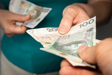 Polonya 'daki 500 artı sosyal programın değişmesi her çocuğa yardım eden her çocuk için 800 artı bir kadın PLN 500' ü elinde tutuyor ve ek olarak PLN 300 sosyal yardım alıyor