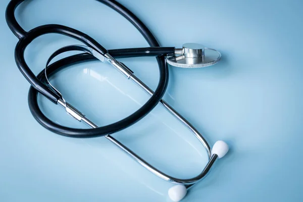 Stetoskop Medis Berbaring Meja Kaca Biru Pastel Kesehatan Obat Obatan — Stok Foto