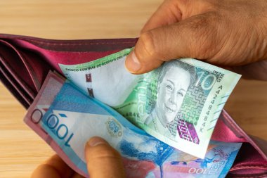 Cüzdandan para çekmek, Peru tabanları, mali ve ekonomik konsept, ev sıkıntısı, enflasyon, Peru 'da yükselen fiyatlar
