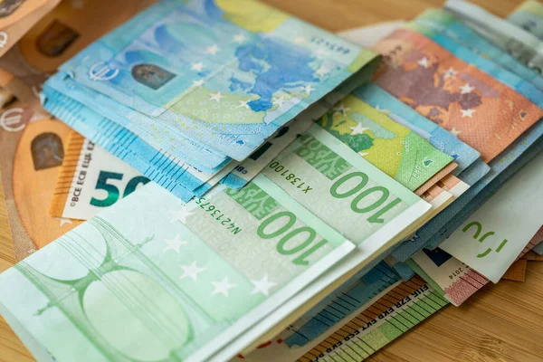 Paquetes Dinero Euros Dispersos Sobre Mesa Concepto Financiero Zona Euro — Foto de Stock