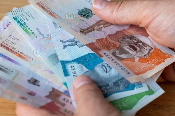 Colômbia Pacote Notas Pesos Mãos Conceito Financeiro Sucesso Empresarial Colombiano — Fotografia de Stock