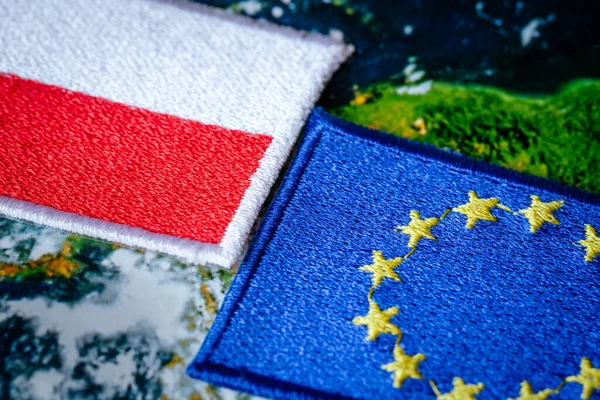 Flaggen Der Europäischen Union Und Polens Wirtschafts Und Politikkonzept Angespannte — Stockfoto
