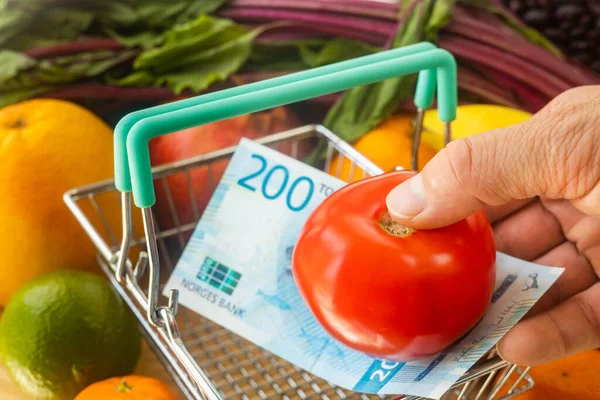 Ceny Żywności Warzyw Owoców Norwegii Koncepcja Finansowa Pomidor Umieszczony Koszyku — Zdjęcie stockowe