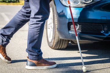 Arabasının önünde yürüyen bastonlu kör biri, konsept, engelli sorunları, erişilebilirlik standartları, engellilerin güvenliği...