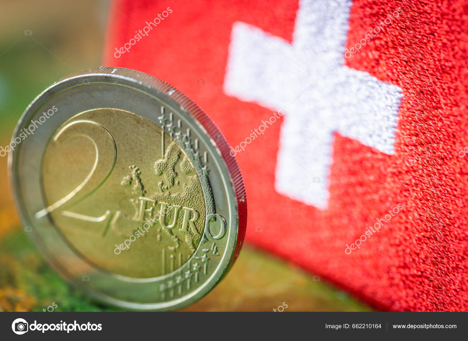 2欧元硬币背景为货币兑换国国旗贸易合作欧元区与货币兑换国之间的关系欧元与瑞士法郎之间的业务关系收盘价——图库图片©