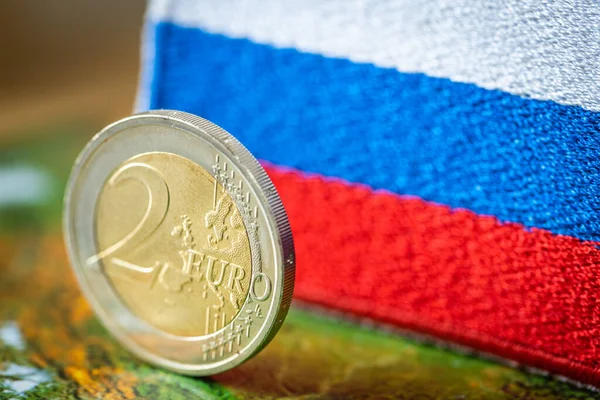 Euro Münze Auf Dem Hintergrund Der Russischen Flagge Konzept Handels — Stockfoto