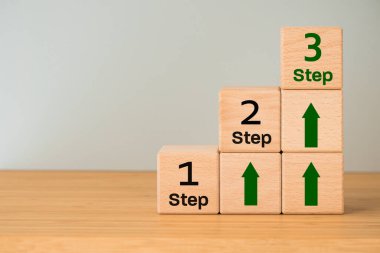 İkinci ve üçüncü adım, kavram, kariyer ve gelişme yolu, tecrübe kazanmak, çalışmak, başarı elde etmek, harflerle ve oklarla tahta bloklar