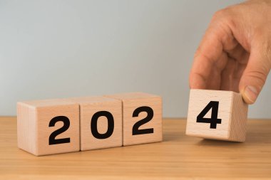 2024, yeni yıla hoş geldin, tahta bloklarda tarih, yeni yılın iş planları konsepti. Boşluğu kopyala
