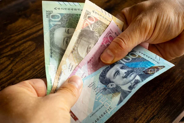 Перу Гроші Перуанські Банкноти Підошви Передаючи Від Руки Руки Фінансова — стокове фото