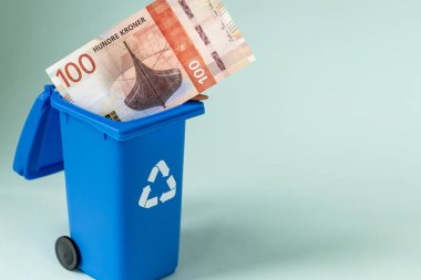 Norveç 'teki bankacılık sisteminden para çekmek, piyasadaki banknot miktarını azaltmak, kavram, kağıt para 100 kron minyatür bir çöp kutusuna atılmak, Norveç bankacılık sektörü