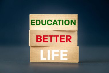 Eğitim eşittir daha iyi bir hayat, kavram, yazılı kelimeler, daha iyi yaşam eğitimi, ahşap bloklar, motive edici slogan, güzel lacivert grafit arka plan
