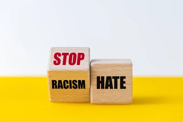 Drewniane Bloki Które Zmieniają Zdanie Rasizm Nienawiść Sloganu Stop Nienawiść — Zdjęcie stockowe