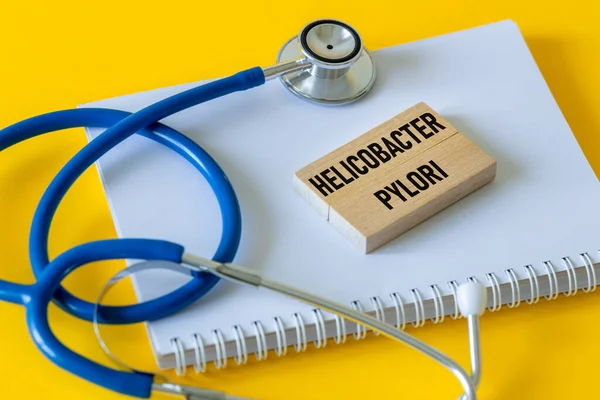 Stetoskop Medis Buku Catatan Dan Prasasti Blok Kayu Helicobacter Pylori — Stok Foto
