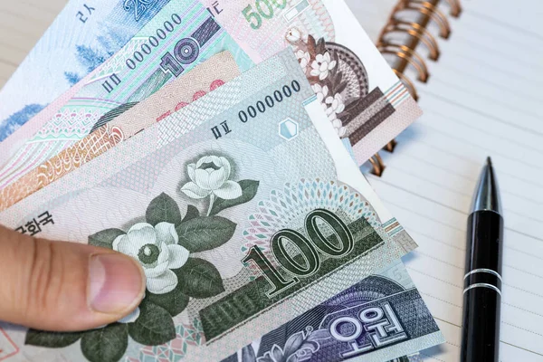 Pakiet Pieniędzy Korei Północnej Ręku Długopis Notatnik Koncepcja Finansowa Waluty — Zdjęcie stockowe