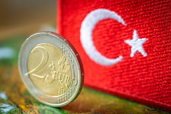 Monety Euro Tle Flagi Turcji Koncepcja Współpraca Handlowa Między Strefą — Zdjęcie stockowe