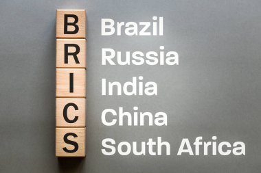 BRICS kısaltması ile hazırlanan tahta bloklar uluslararası ülkeler, Brezilya, Rusya, Hindistan, Çin ve Güney Afrika ittifakı