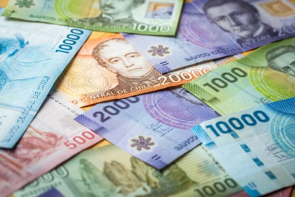 チリのお金はテーブルに散らばりました 金融コンセプト ペソスすべての紙幣 — ストック写真