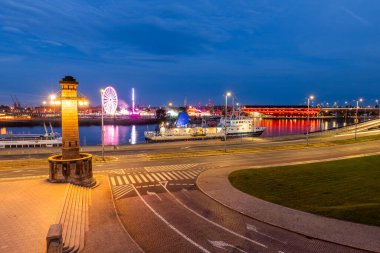 Szczecin, Odra Nehri, Polonya, Batı Pomeranya Voyvoda Bulvarları Gece Görüşü