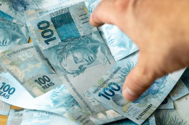 Brezilya parası, El 'in yalan banknotlara uzanması, Yüzlerce Brezilya Gerçekliği, Finansal ve İş Konsepti