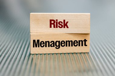Tahta bloklar üzerine risk yönetimi metni İş konsepti, mali, teknolojik, yasal risk yönetimi, verilerin güvenliği, tesisler, malzemeler, şirketteki üretim hatlarının düzgün işleyişi